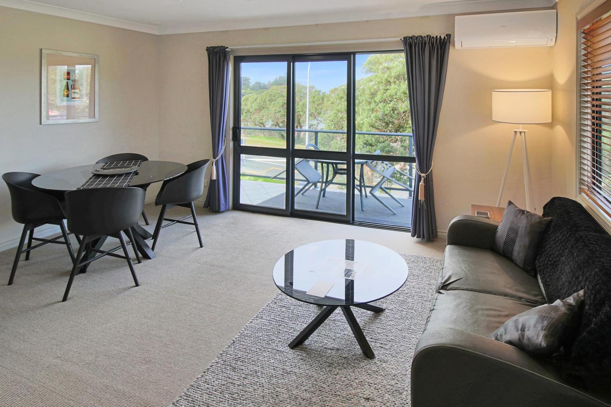 Whangaparaoa Lodge Экстерьер фото